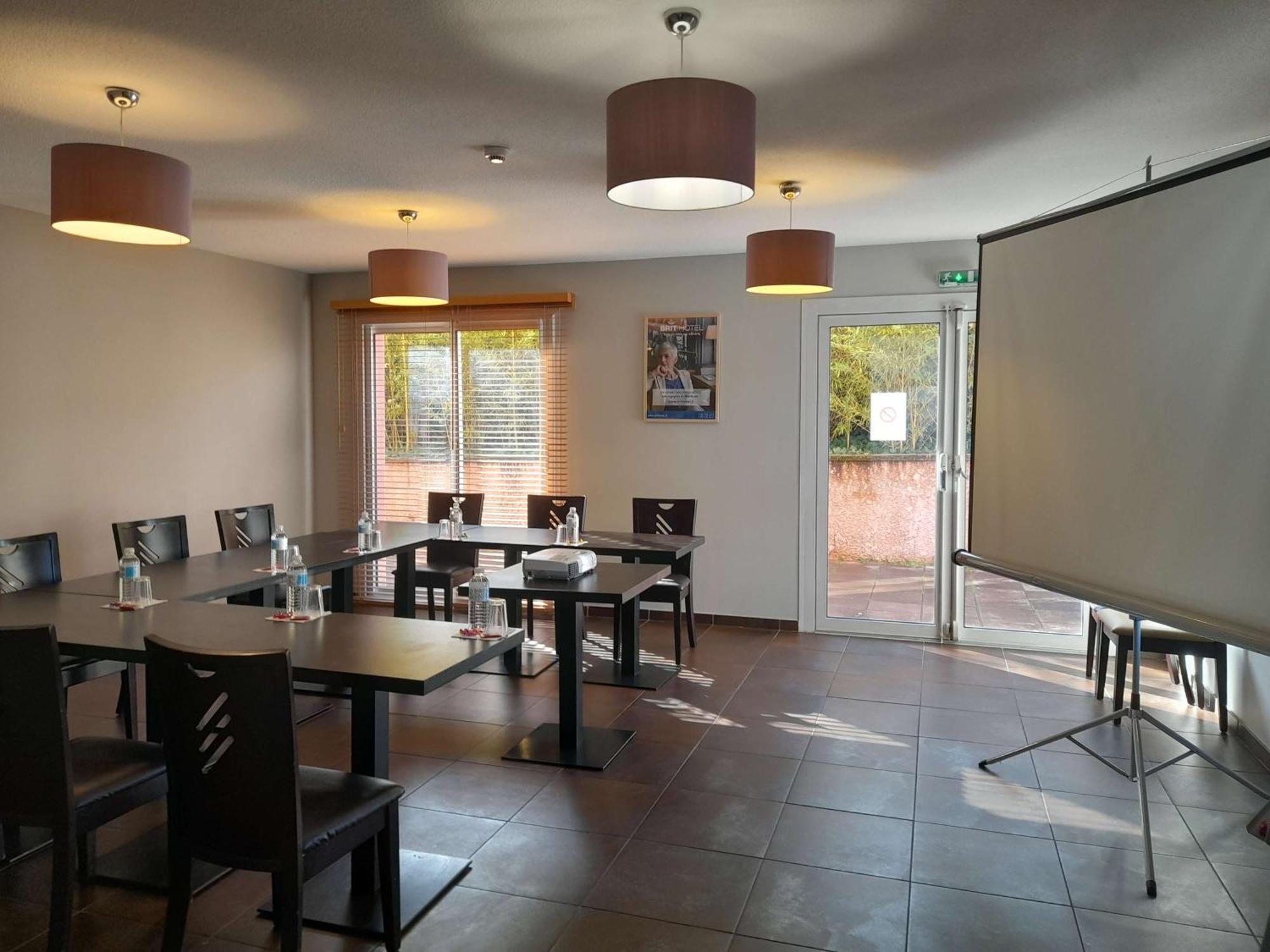 Brit Hotel Confort Montauban Exterior foto